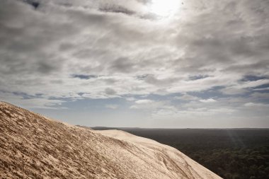 Güneşli bir öğleden sonra Pyla Kum tepesinin resmi. Pilat Kumulu (Fransızca: Dune du Pilat veya Pyla), Fransa 'nın Arcachon Körfezi bölgesindeki La Teste-de-Buch bölgesinde, yüzyıllardır Aquitaine, Fransa' da bulunan bir kum tepesidir.