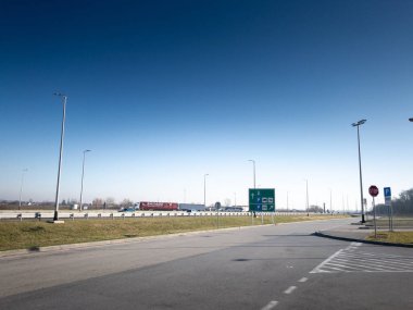 ZAGREB, CROATIA - 27 Aralık 2024: Zagreb 'in otoyol çıkış tabelasının yakınındaki geniş bir dinlenme alanı, bölge karayolu altyapısını gözler önüne seriyor ve sürücülere park yeri sağlıyor