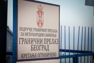BELGRAD, SERBIA - 25 Ekim 2024: Yolcuların bu uluslararası nehir kapısında pasaport kontrolüne sahip olduğu bir yerde, Sırbistan 'ın Sırp armalı nehir sınırı geçişini gösteren bir imza.
