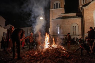 BELGRAD, SERBIA - 6 Ocak 2025: Ortodoks noeli sırasında Belgrad 'ın Banjica kentinde badnjak şubelerini yakan Sırp Halkı hakkında seçici bulanıklık. Bu geleneksel bir Sırp Noel geleneğidir..