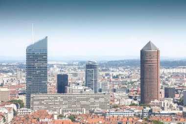 Lyon 'un gökdelenlerinin gökdelenlerinin gökyüzü arkaplanında güneşli mavi bir öğleden sonra görülebilen havadan panoramik görüntüsü. Lyon Fransa 'nın ikinci büyük şehridir ve büyük bir ekonomik merkezdir..