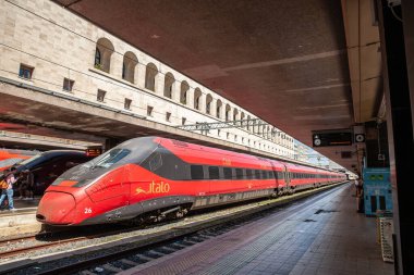 FLOREROMENCE, İtalya - 15 Haziran 2024: Roma Terminali 'nde İtalyan yüksek hızlı treni bekliyor. Italo İtalya 'da özel bir tren taşıyıcısıdır..