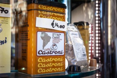 ROMA, İtalya - 15 Haziran 2024: Roma, İtalya 'da bir dükkanda sergilenen bir Castroni İtalyan kahvesi. İtalya kahveyi kızartıp satmasıyla ünlüdür..