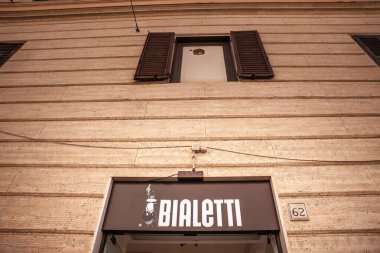 ROME, ITALY - 15 HAZİRAN 2024: bir Bialetti mağaza tabelası dış binalara entegre edildi. Bialetti, kahve makineleri konusunda uzmanlaşmış bir İtalyan markasıdır.
