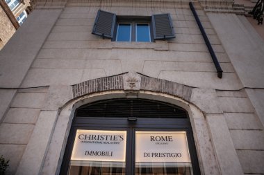 Roma, İtalya - 15 Haziran 2024 Christie 'nin Uluslararası Gayrimenkul tabelası Roma cephesine karşıdır. Christie 'nin uluslararası gayrimenkulleri lüks emlakçılardan oluşuyor..