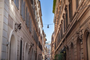 Eski Roma, İtalya 'nın başkenti ve büyük bir turistik kent olan tarihi Roma' daki eski binalar ve cephelerdeki seçici bulanıklık. Konut binaları görülebilir..