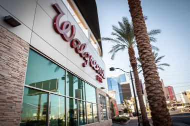 LAS VEGAS - 23 Ağustos 2024: Las Vegas, ABD 'deki bakkallarında Walgreens logosu. Walgreens, ABD 'de bulunan bir Amerikan eczane perakendecisi ve eczane zinciri..