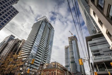 Toronto, Kanada - CBD şehir merkezindeki modern gökdelenler Kuzey Amerika 'nın ticari büyümesini, küresel yatırımını ve parlak kentsel gökyüzü altında gelişen şirket manzaralarını ön plana çıkarıyor.