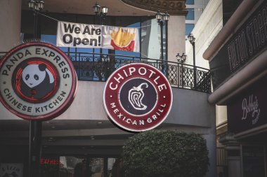 LAS VEGAS, 21 Ağustos 2024 Las Vegas, Nevada 'daki restoranlarının önündeki Chipotle logosu. Chipotle, ızgara ve Meksika yemekleri üzerine uzmanlaşmış bir Amerikan fast food markasıdır.