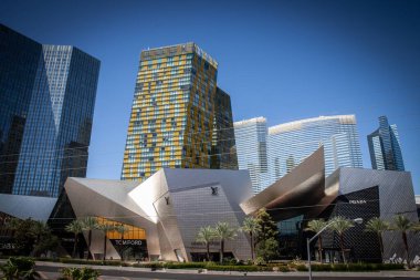 LAS VEGAS - 18 AĞUSTOS 2024: CityCenter 'daki Aria kampüsünde gökdelenler ve Kristallerdeki Dükkanlar, lüks perakende, modern tasarım ve kentsel gelişmişlik sergileniyor.