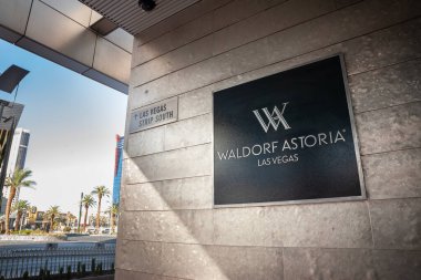 LAS VEGAS - 23 Ağustos 2024: Waldorf Astoria Las Vegas 'ın logosu lüks otel binalarının önünde. Hilton Waldorf Astoria grubunun bir parçası, Las Vegas 'ta lüks bir otel, tatil köyü ve kumarhane..