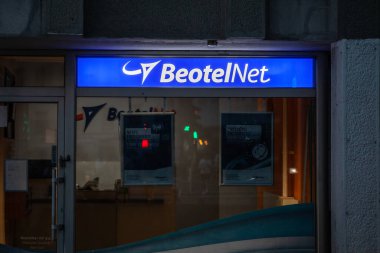 NOVI SAD, SERBIA - 24 Haziran 2024: BeotelNet tabelası bir internet hizmet sağlayıcı ofisinin girişinin üzerinde aydınlatıldı. Beotel Net bir Sırp internet sağlayıcısı ve web sunucu hizmetidir.