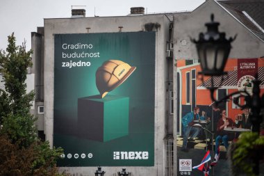 NOVI SAD, SERBIA - 1 Temmuz 2024: Novi Sad 'daki büyük bir reklam panosunda Nexe Group logosu yer almaktadır. Nexe Hırvat inşaat malzemeleri üreticisi..