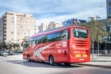 VALENCIA, İspanya - 13 Ekim 2024: Kırmızı bir Transvia go vagonu şehirlerarası kalkışa hazırlanıyor. Transvia bir İspanyol otobüs ve otobüs operatörü ve uçak gemisi..