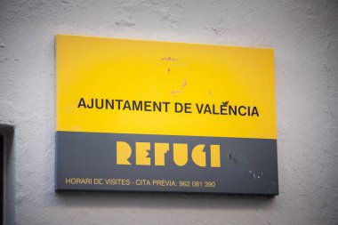 VALENCIA, İspanya - 13 Ekim 2024: Geleneksel Valencia içeceği olan taze horchata de chufa satan bir satıcı. Sergide yerel tatlar ve uzun zamandır devam eden kültürel içecek mirasına dikkat çekiliyor