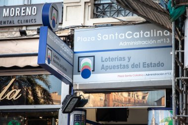 VALENCIA, İspanya - 13 Ekim 2024: Loteras y Apuestas del Estado İspanya, Valencia 'daki ofis tabelası, Ulusal Piyango ve şehrin göbeğindeki bahis bürosu