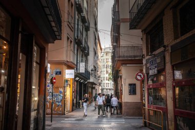 VALENCIA, İspanya - 13 Ekim 2024 Valencia 'nın Ciutat Vella' sındaki dar bir yaya sokağı, tarihi eski kasaba. Valencia Akdeniz 'de büyük bir İspanyol şehridir..