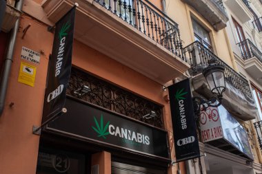 VALENCIA, İspanya - 13 Ekim 2024: Valencia, İspanya 'da bir CBD mağazası, Avrupa' da yasal esrar kültürünün giderek artan kabulünü temsil eden esrara ilişkin ürünlere işaret ve markalaşma sergilemektedir.