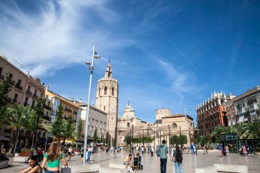 VALENCIA, İSPA - 12 Ekim 2024: Kalabalık tarihi kuleler ve klasik mimari tarafından çerçevelenen canlı Plaza de la Reina 'da toplandı. Placa de la reina, Valencia şehir merkezinin ana meydanı..