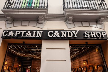 VALENCIA, İspanya - 13 Ekim 2024: Kaptan Şeker dükkanı logosu Valencia, İspanya 'da bir mağaza cephesinde sergilendi. Kaptan Şekerci, İspanya 'da şekerleme üzerine uzmanlaşmış bir zincir..