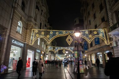 BELGRAD, SERBIA - 14 ARALIK 2025: Kneza Mihailova caddesinde gece yürürken seçici bulanıklık.