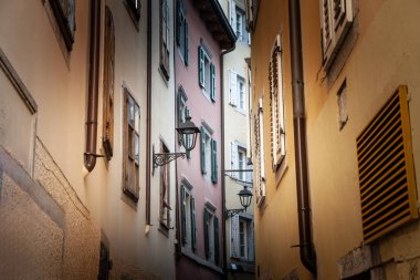 Tarihi Trieste kasabasında Citta Vecchia olarak bilinen dar sokaklar ve yüksek binalar bir emlak geliştirme bölgesinde. Trieste Adriyatik Denizi kıyısında bir İtalyan kentidir..