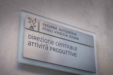 TRIESTE, İtalya - 19 Aralık 2024: Bölge Özerk Bölgesi Friuli Venezia Giulia 'nın logosunu yerel bir devlet dairesinde gösteren metal bir plaket. Kartal amblemi bölgesel otoriteyi ve özerkliği sembolize eder..