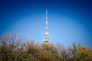 Avala Tepesi ufuk çizgisinde Avala Kulesi ya da Avala Toranj, ormanın ortasında. Sırbistan 'ın başkenti Belgrad' da bir televizyon kulesi ve yayın antenidir..