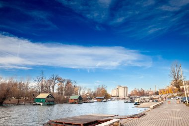 PANCEVO, SERBIA - 11 Aralık 2024: Pancevo Rıhtımı 'ndaki Tamis nehrinin Panorama' sı, yaz günbatımında. İkonik silolar görülebilir. Sırbistan 'ın Pancevo kenti bir banat kenti.