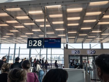 PARIS, FRANCE - 19 AĞUSTOS 2024: Yolcular, Sırbistan Havayolları 'nın Belgrad uçuşu için Paris Charles de Gaulle' de (CDG) kuyruğa girdiler. Air Serbia, Avrupa 'daki varış noktalarıyla Sırp bayrak taşıyıcısı.