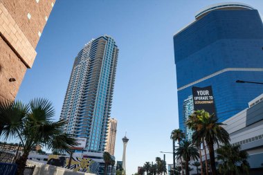 LAS VEGAS, 21 AĞUSTOS 2024: Las Vegas Bulvarı 'ndaki ünlü mavi Fontainebleau da dahil olmak üzere modern gökdelenler. Bu hareketli ufuk çizgisi şehirlerin dikey büyümesini vurgular