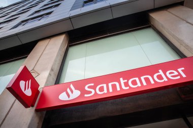 VALENCIA, İspanya - 13 Ekim 2024: Santander Bank 'ın logosu Valencia' daki yerel ofislerinde. Banco Santander, Avrupa 'da şubeleri olan bir İspanyol perakende ve şirket bankası..