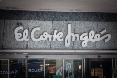 VALENCIA, İspanya - 13 Ekim 2024: El Corte Ingls logosu bir mağaza girişinin üzerinde belirgin bir şekilde duruyor. El corte ingles, İspanyol mağaza ve perakende satış mağazaları zinciri.