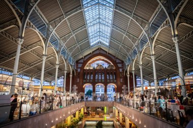 VALENCIA, İspanya - 13 Ekim 2024: Valencia 'daki Mercado de Coln' un (Mercat de Colom) ana salonu mimari güzelliğini ön plana çıkarmaktadır. Bu bir valencian art nouveau sembolü, bir pazar.