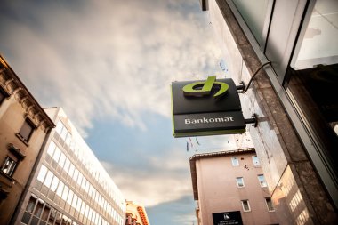 LJUBLJANA, SLOVENIA - 17 Aralık 2024: Ljubljana Bankası üzerindeki Delavska Hranilica logosunda seçici bulanıklık. Delavska Hranilica, Sloven bir ticari ve perakende bankasıdır..