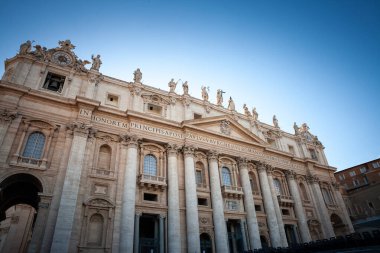 Aziz Peter Bazilikası Vatikan 'da St. Peter Meydanı' ndan görüldü. Bazilikanın ikonik cephesine odaklanıyorum. Bu bir papalık bazilikası ve Roma ve Vatikan 'ın önemli bir simgesi..