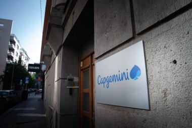 BELGRAD, SERBIA - 12 Aralık 2024: Sırbistan 'daki ofis binalarında bir Capgemini logosu sergileniyor. Capgemini küresel bir danışmanlık ve teknoloji hizmetleri şirketidir..