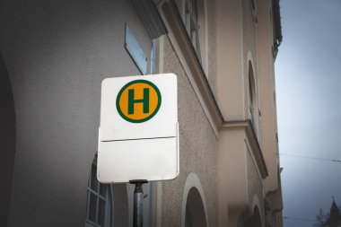 Tipik bir Avusturyalı ve Alman otobüs durağı tabelasında seçici bulanıklık, Haltestelle, yani bushaltestelle, graz kentsel bir ortamda. Toplu taşıma durağı olduğunu gösteriyor..