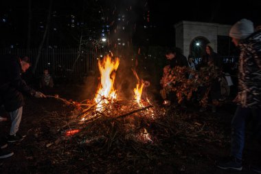 Ortodoks Noel 'inde Belgrad' ın Banjica kentinde Badnjak şubelerini yakan Sırp Halkı 'nın seçici bulanıklığı. Badnjaci, Sırbistan 'da geleneksel bir Noel geleneğidir..