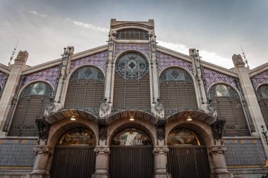 VALENCIA, İspanya - 13 Ekim 2024: Valencias Mercat Central ön cepheleri karmaşık tasarım, dekoratif vitray pencereler. Mercado merkezi veya Valencia merkez pazarı, kapalı bir pazardır.