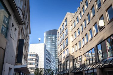 Modern mimari ve çeşitli ofis binalarının yer aldığı hareketli bir Alman iş bölgesi. Yüksek yapılar, bölgenin ticari büyümesini ve ekonomik canlılığını yansıtan kentsel cadde boyunca uzanır..