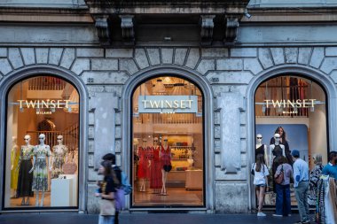 Roma, İtalya - 15 Haziran 2024: Twinset Milanos aydınlanmış butik tabelası Roma 'da parlıyor. Twinset Milano, kadın giyim alanında uzmanlaşmış bir İtalyan moda tasarımcısı.