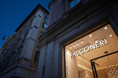Roma, İtalya - 15 Haziran 2024 Roma 'daki Falconeri butiği parlak bir tabela ve sıcak bir iç aydınlatma ile. Falconeri, lüks kadın giyim ve erkek giyim sektöründe uzmanlaşmış İtalyan bir moda tasarımcısı..