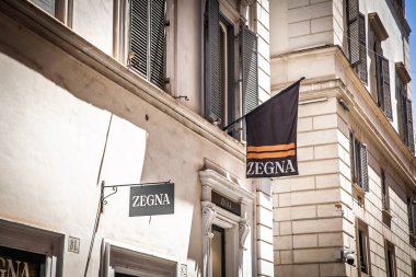 Roma, İtalya - 15 Haziran 2024: Roma, İtalya 'daki Zegna mağazasının lüks erkek giyim markalarının işaretlerini vurgulayan manzarası. Zegna, erkek giyim konusunda uzmanlaşmış İtalyan bir moda tasarımcısı.