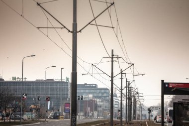 BELGRAD, SERBIA - 12 Ekim 2024: Belgrad, Sırbistan 'daki Novi Beograd' dan geçen tramvay rayları, üstten kablolarla çerçevelendi. Ayrıca Beogradski tramvayı da denir, bir ulaşım sistemidir..