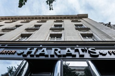 BELGRAD, SERBIA - 12 Ekim 2024: Harat 'ın logosu Belgrad' daki barlarının önünde. Harats, dünya çapında alkol ve yemek servisi alanında faaliyet gösteren bir İrlanda bar zinciri..