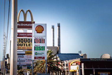 LAS VEGAS, 21 AĞUSTOS 2024: Las Vegas 'ta benzin fiyatlarını listeleyen ve parlak logosunu sergileyen bir Shell benzin istasyonu tabelası. Bu kalabalık yol kenarı sahnesi, bir Amerikan kentsel ortamında kolaylık ve ticareti vurguluyor.