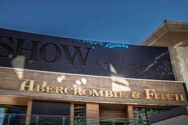 LAS VEGAS, 21 AĞUSTOS 2024: Bir Abercrombie & Fitch mağaza vitrini Las Vegas 'taki gösterişli bir cephede sergilenmektedir. Abercrombie & Fitch, Amerikalı bir perakendecidir..