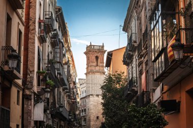 Valencias Torre de San Bartolome, Valencia Tarih Merkezi 'nin dar tarihi caddelerinin üzerinde yükseliyor. Kulelerin taş cephesi yüzyılların mimarisini ve şehrin kültürel mirasını yansıtıyor.