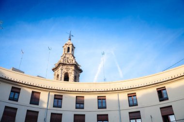 Plaza Redonda 'nın kıvrımlı cephesi, aynı zamanda Placa Redona olarak da bilinir, Valencia' da merkezi bir avluyu kaplar. Benzersiz dairesel tasarımı şehrin mimari cazibesini somutlaştırıyor.